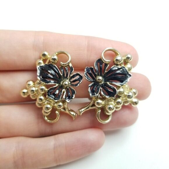 Vintage Black Enamel Grape Leaves and Grape Cluster Clip On Earrings - Picture 6 of 7